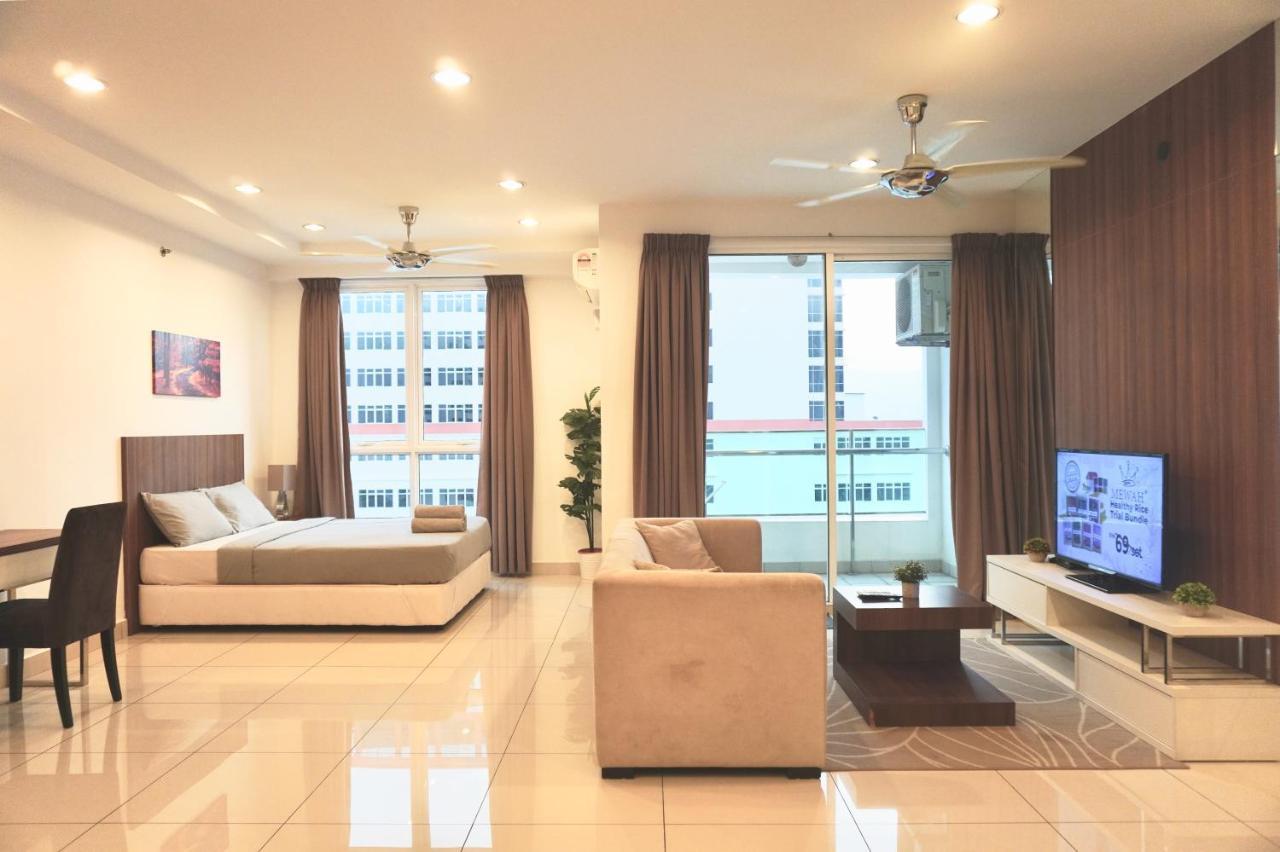 Gurney Drive Mansion One Serviced